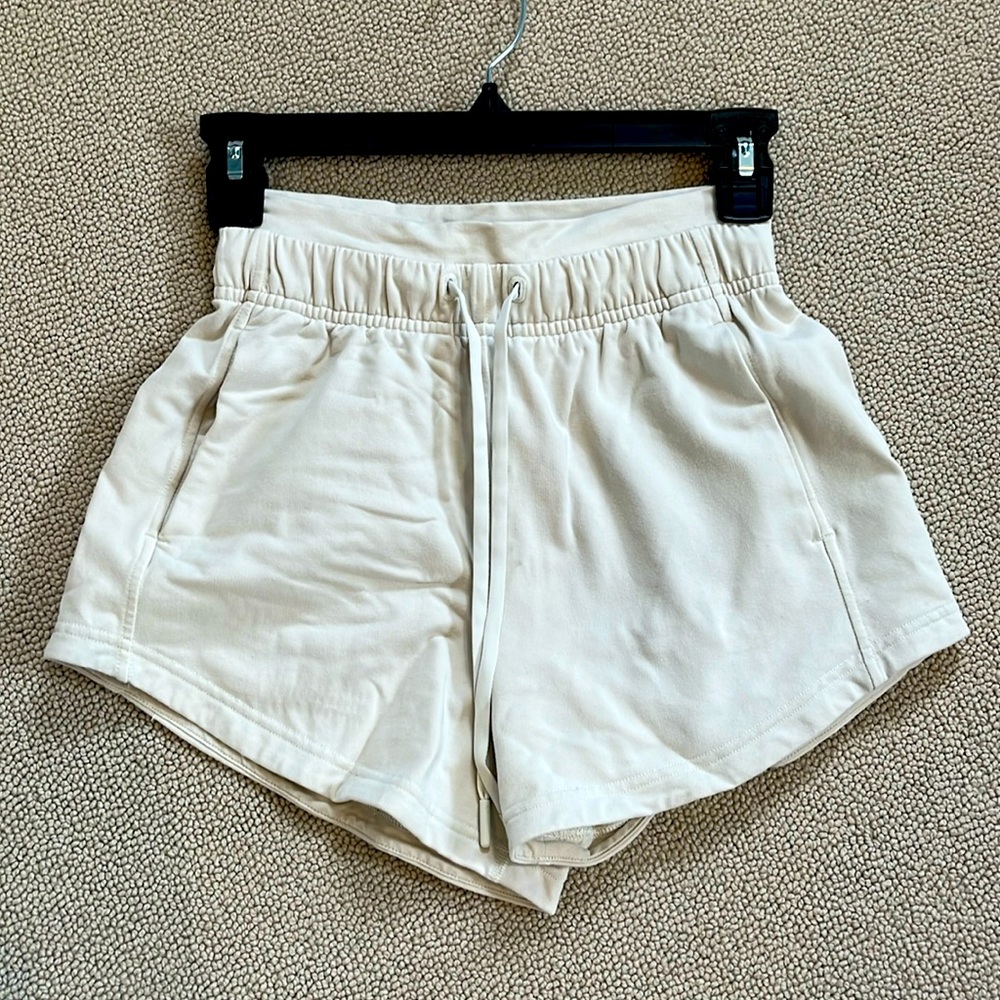 Lululemon inner glow short